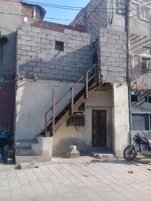 بيت للبيع في الشيخ عثمان أمام شمسان مول  - صورة 1