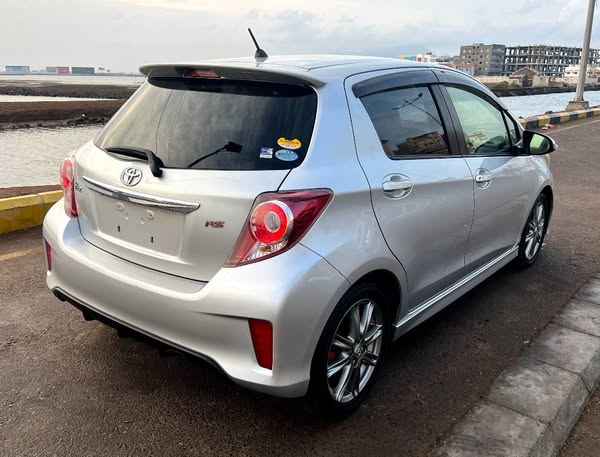تويوتا يارس 2013 VITZ هاتش باك وارد اوروبي للبيع في عدن