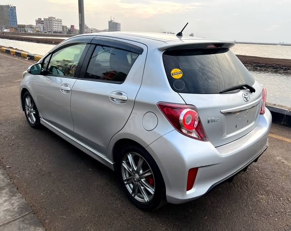تويوتا يارس 2013 VITZ هاتش باك وارد اوروبي للبيع في عدن - صورة 2
