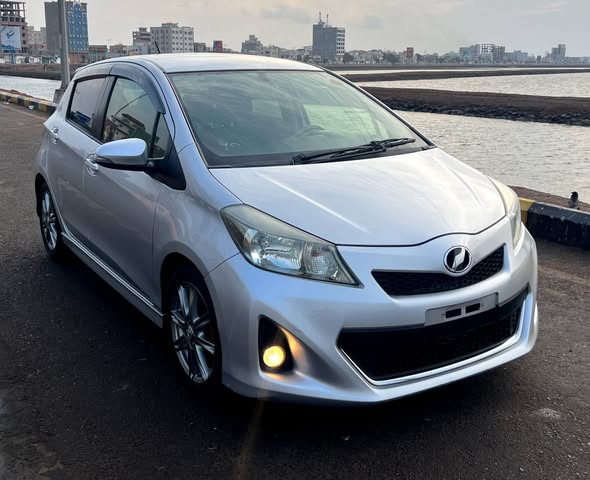 تويوتا يارس 2013 VITZ هاتش باك وارد اوروبي للبيع في عدن - صورة 3