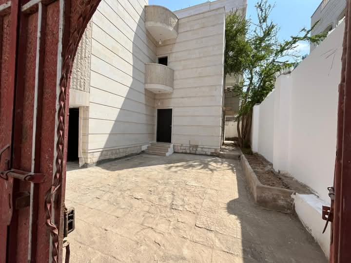 فيلا للبيع في مدينة عدن(الممدارة) 