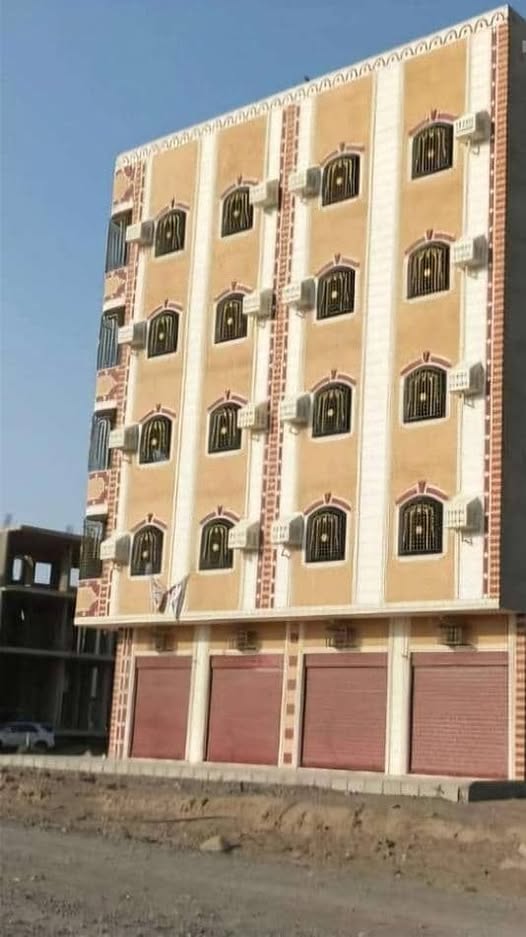 عمارة للبيع في بير فضل على شارع الخمسين - عدن 