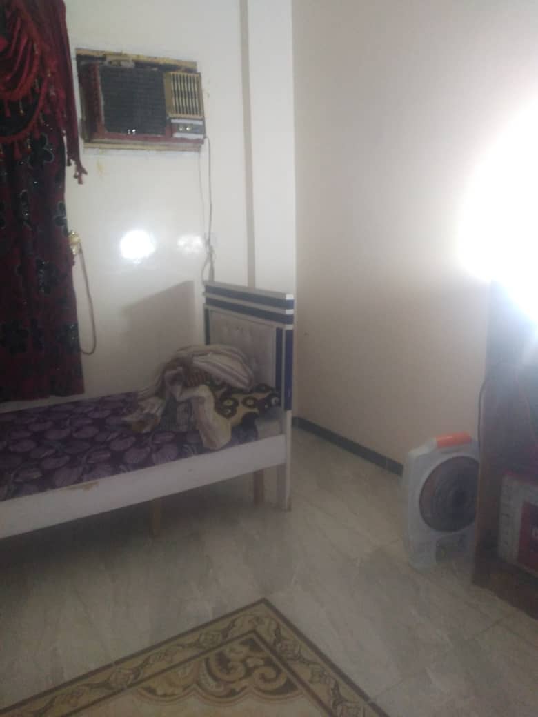 للايجار غرفه وحمام مفروشه ب500سعودي في عدن الكثيري حي راقي متوفر جميع الخدمات 
