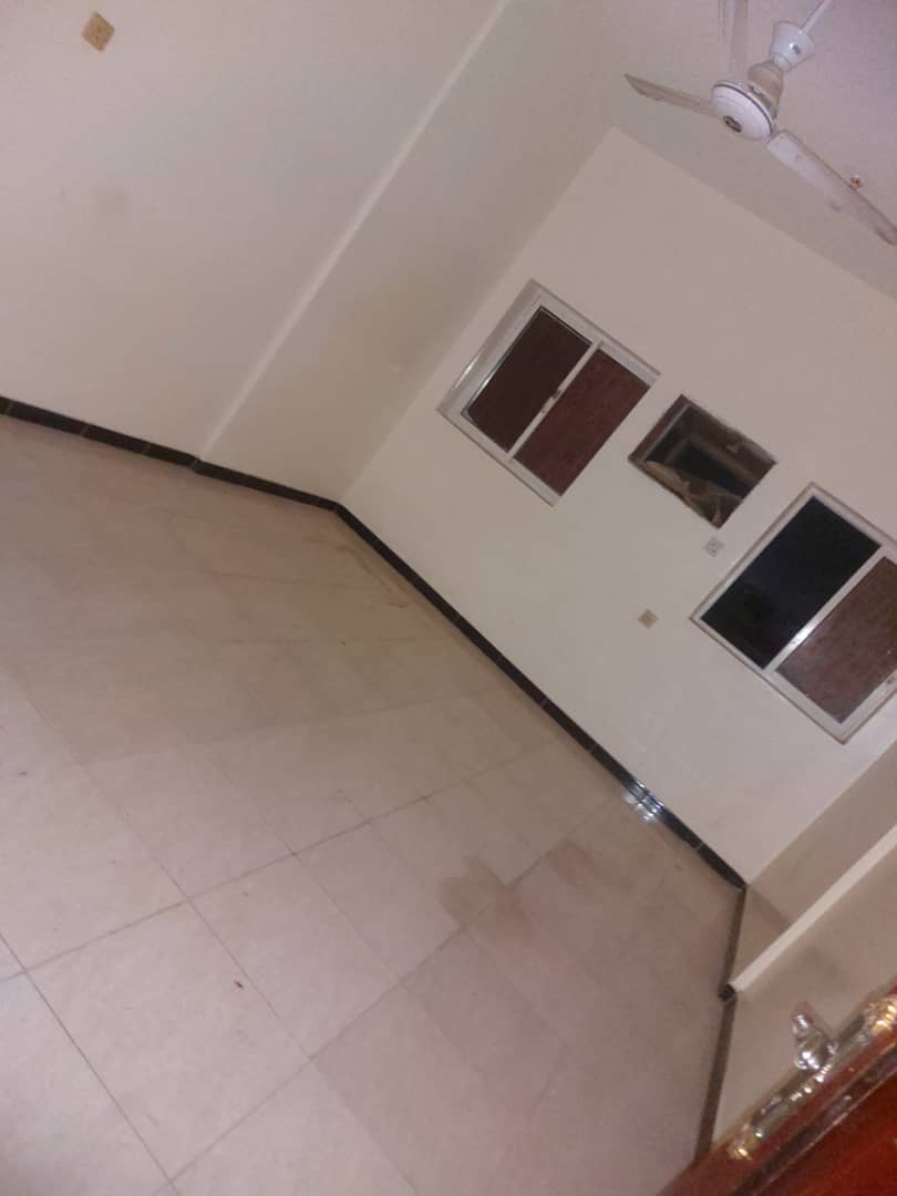 شقه دور ارضي للإيجار في الكثيري خلف النخيل مول ب400 ريال سعودي غرفتين وصاله ومطبخ وحمام  - صورة 2