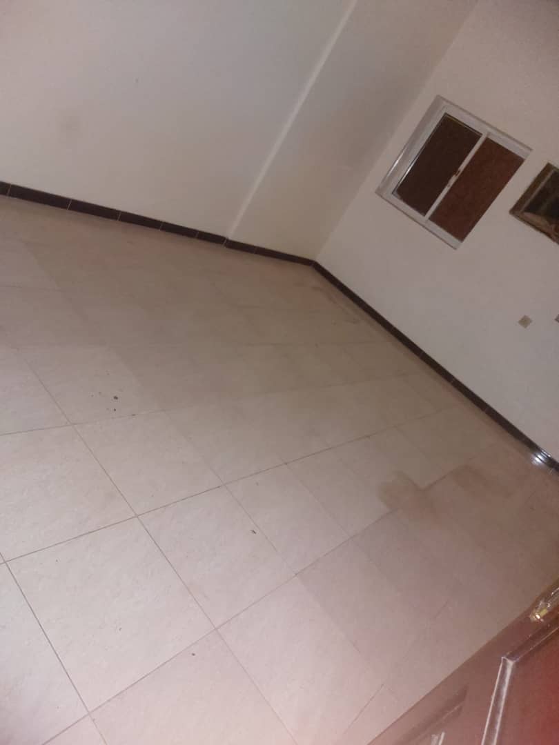 شقه دور ارضي للإيجار في الكثيري خلف النخيل مول ب400 ريال سعودي غرفتين وصاله ومطبخ وحمام  - صورة 4